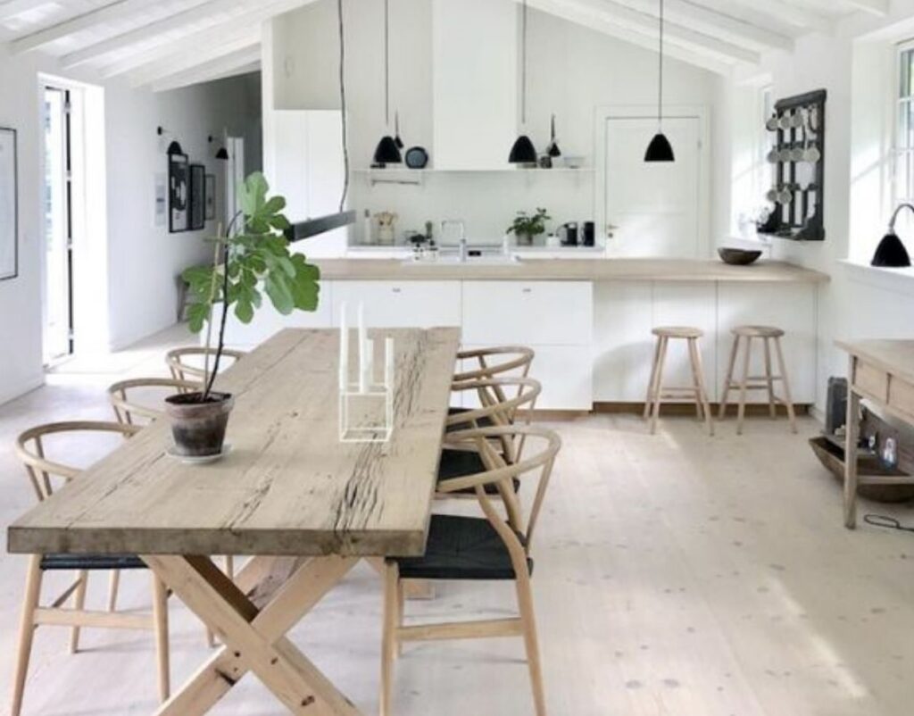 Interni della cucina in stile scandinavo minimalista taglieri per pentole  uova decorazioni autunnali su mobili da cucina bianchi in una cucina  luminosa preparazione della colazione